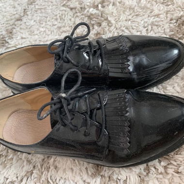 Schwarze Lack-Formschuhe