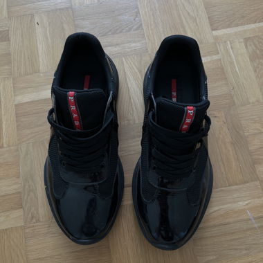 Schwarze Prada High-Top-Sneaker