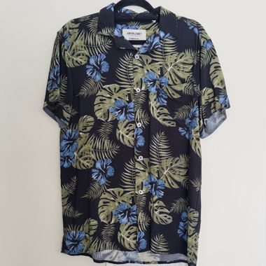 Camicia nera con bottoni e fantasia floreale Anerkjendt