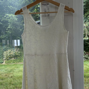 Weisses kleines Spitzenkleid