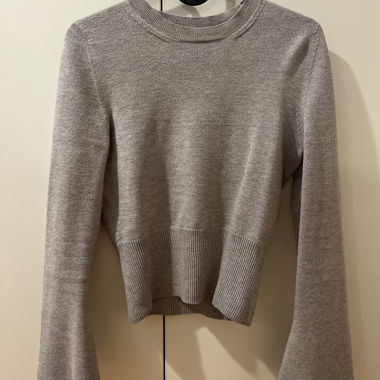 Pull fin gris à manches trompette