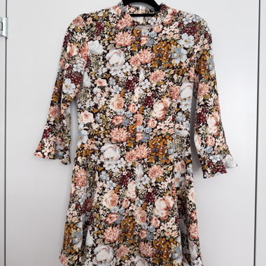 Blumiges Minikleid von Zara