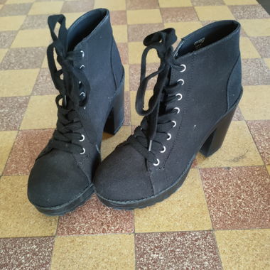 Schwarze Stiefeletten mit Absatz