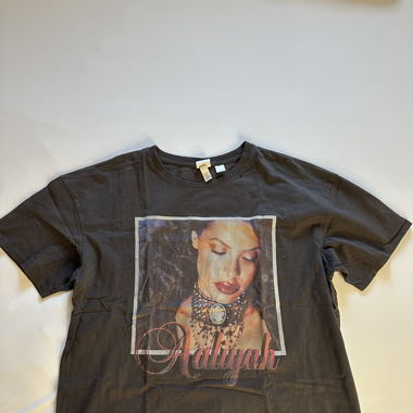 Grey T-shirt with rihanna print on