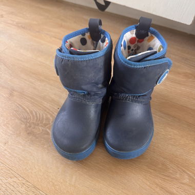 Blaue Kinder-Crocs-Stiefel