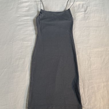 Robe grise à fines bretelles