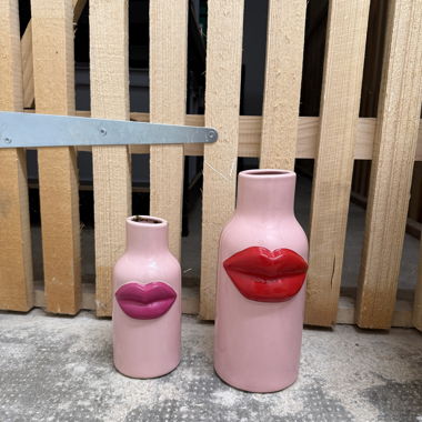 Rosafarbene Vase mit Lippen