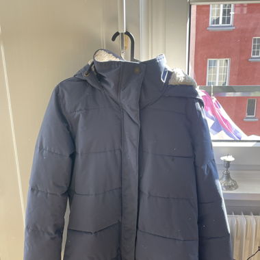 Blauer Wintermantel