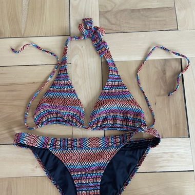 Farbiges Volcom Bikini