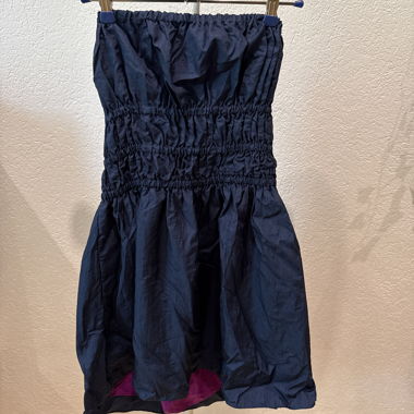 Robe de cocktail bleu foncé