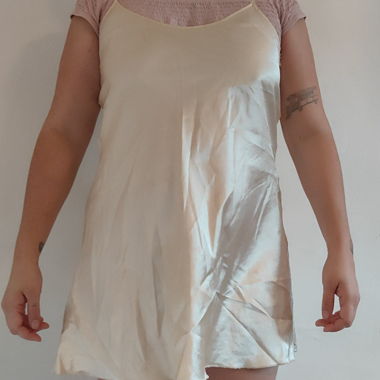 Cremefarbenes Satin-Kleid