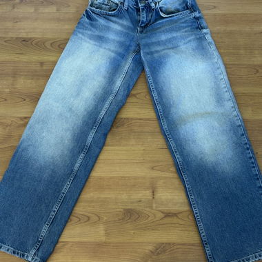 Wide Mid-Waist Jeans
