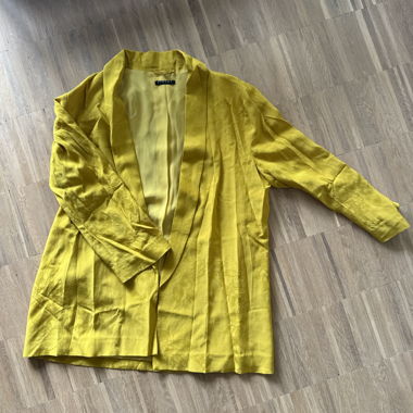 Yellow blazer