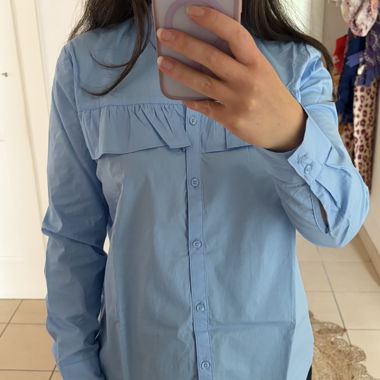 Camicia azzurra chiara con volant