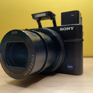 Fotocamera da viaggio Sony RX100 Mark III con zoom