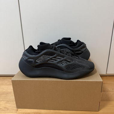 Yeezy 700 noir