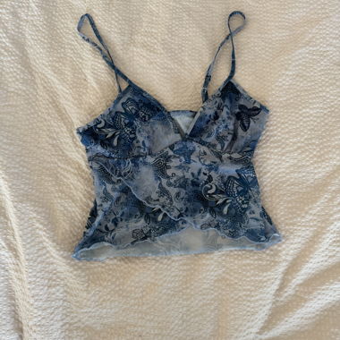 Haut cami bleu à fleurs