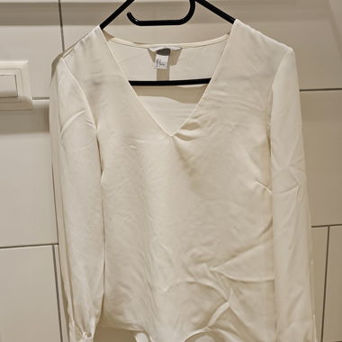 Weisse Bluse mit V-Ausschnitt