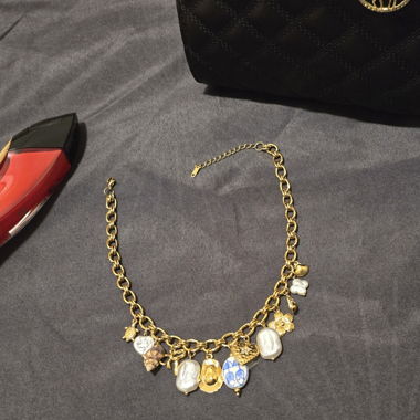 Collana girocollo dorata con charm Nuova