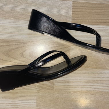 Sandales compensées à lanières noires
