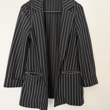 Blazer nero a righe sottili