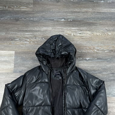 Schwarze Pufferjacke