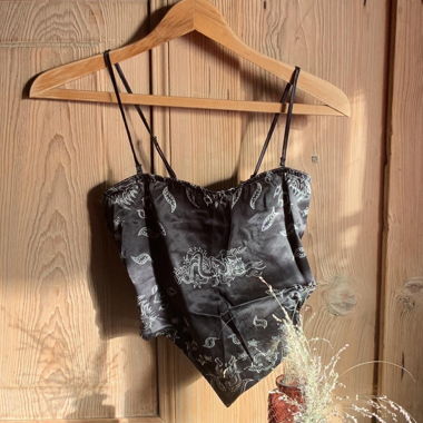 Top in raso nero con bandana