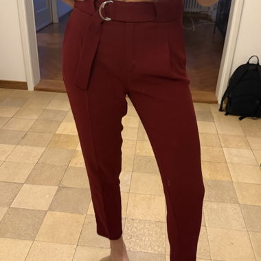 Hose rot mit Gürtel