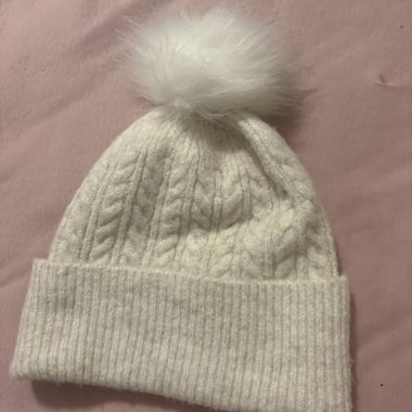 Cappellino a maglia crema con pon-pon