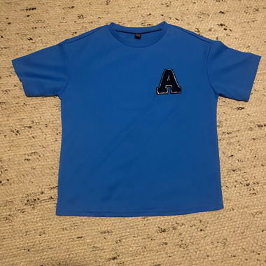 T-shirt blu con lettera A