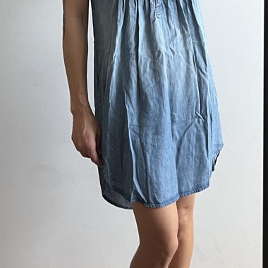 Robe en jean sans manches de marée