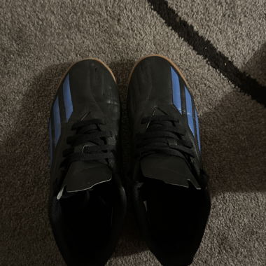 Schuhwerk für Hallenfussball – schwarze adidas