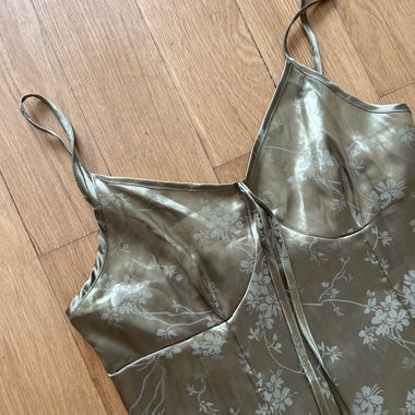 Robe en satin verte à motif floral