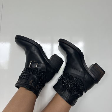 Schwarze Lederstiefeletten mit Nieten