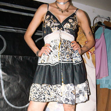 Robe bleu jean avec broderies blanches et ornements dorés