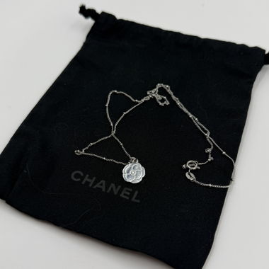 Collier Fleur Chanel avec sac à poussière