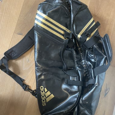 Sac de sport Adidas noir avec bandes dorées