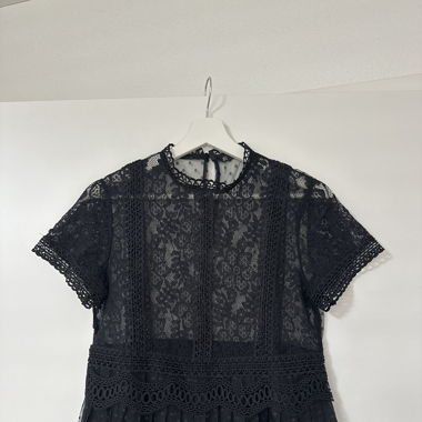 Elegante, schwarze gestickte Bluse