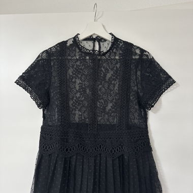 Elegante, schwarze gestickte Bluse