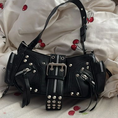 Borsa a tracolla con fibbia borchiata