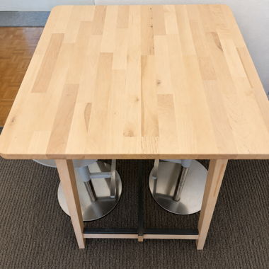 Tavolo in legno con sgabelli
