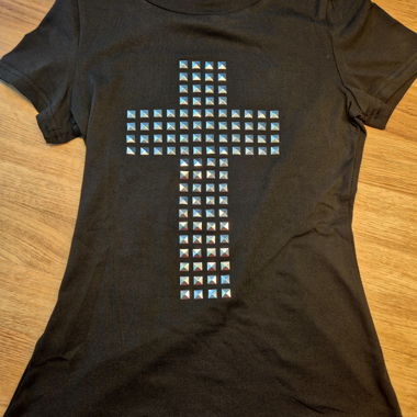 T-shirt nero con borchie a croce