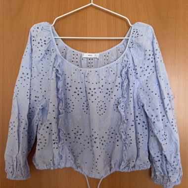 Blouse brodée bleu clair