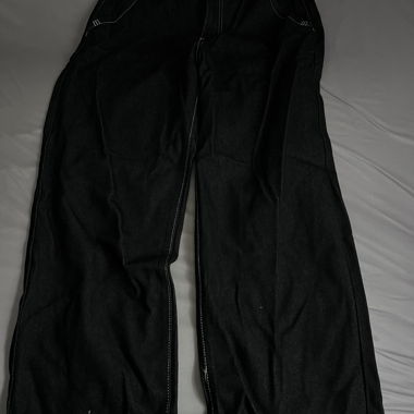 Schwarze Jeans mit weitem Bein