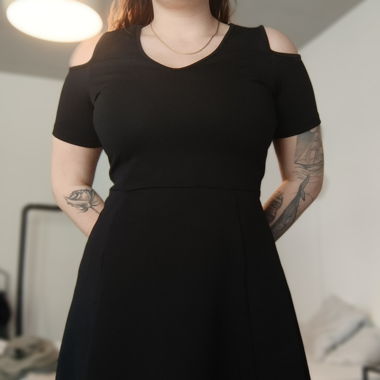 Kleid mit Schulter Cut Out