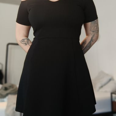 Kleid mit Schulter Cut Out