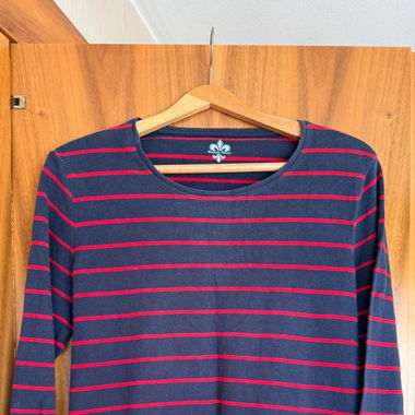 T-shirt à manches longues rayé gris et rouge