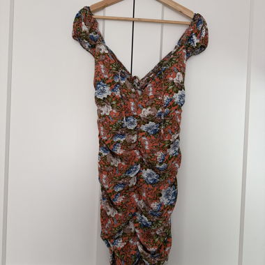 Robe midi à fleurs avec fronces
