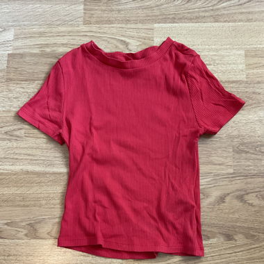 Red cropped T-shirt