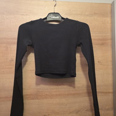 Black long-sleeve crop top
